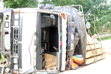 Lật xe chở gỗ, hàng chục học sinh thoát nạn