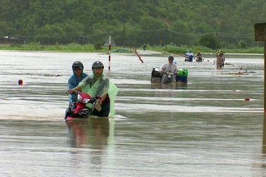 Nhiều vùng ở Phú Yên đang ngập nặng, dự kiến tối nay xả lũ