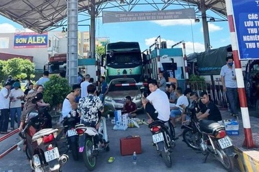 Tài xế phản đối trạm BOT Kiến Xương, quốc lộ tắc nghẽn suốt nhiều giờ