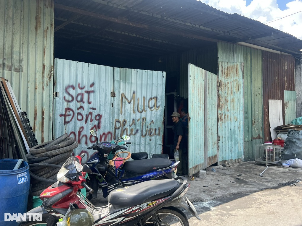 Cháy vựa ve chai trong hẻm ở TPHCM - 1 Cháy vựa ve chai trong hẻm ở TPHCM - 1