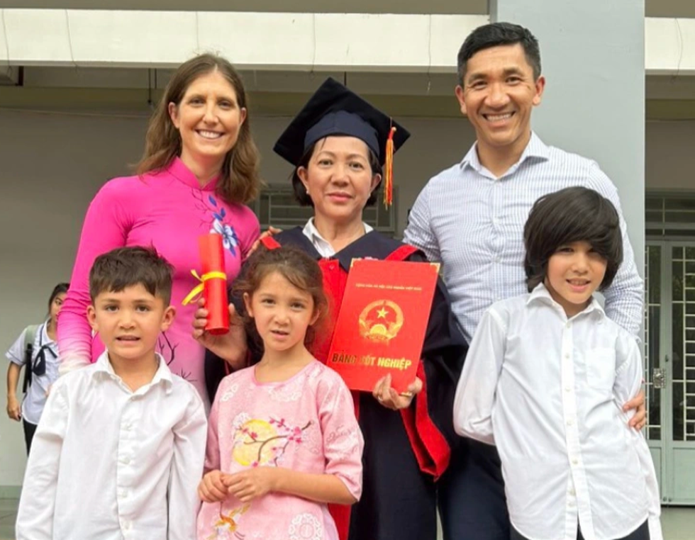 Bà nội U70 cùng cháu gái 18 tuổi đi thi tốt nghiệp THPT năm 2023 - 7 Bà nội U70 cùng cháu gái 18 tuổi đi thi tốt nghiệp THPT năm 2023 - 7