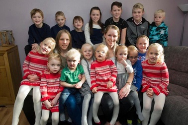 Kỳ lạ cặp chị em cùng nghiện sinh em bé