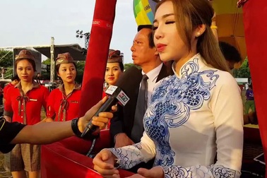 Elly Trần rạng rỡ trong ngày bay khinh khí cầu