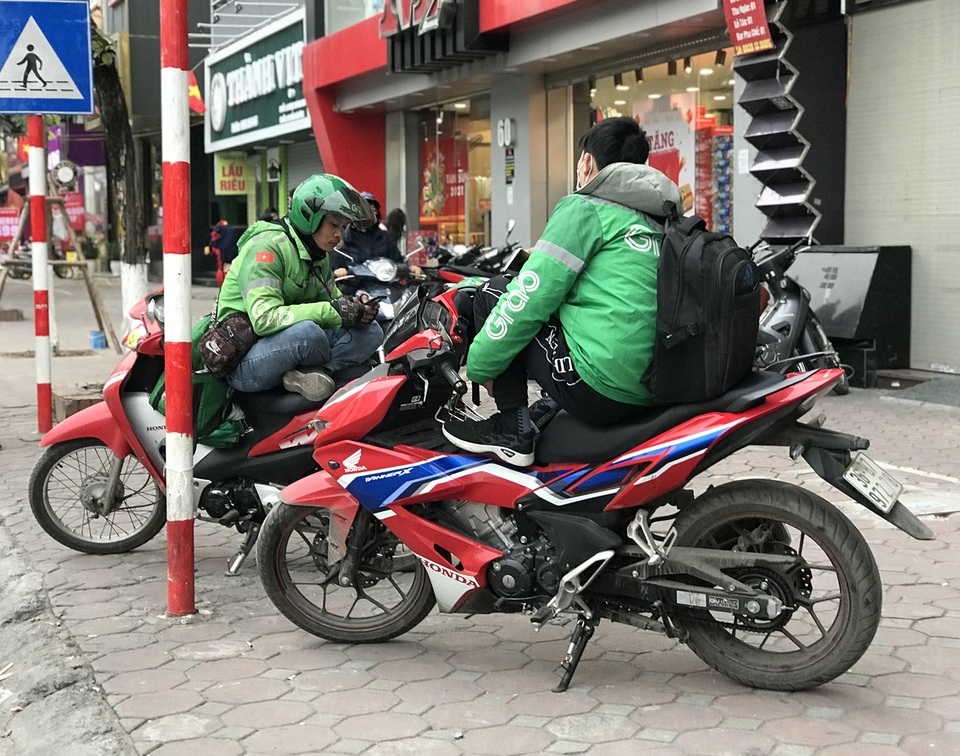 Dân ngại ra đường vì sợ Covid-19: Cánh xe ôm đói khách trầm trọng - 2 Dân ngại ra đường vì sợ Covid-19: Cánh xe ôm đói khách trầm trọng - 2