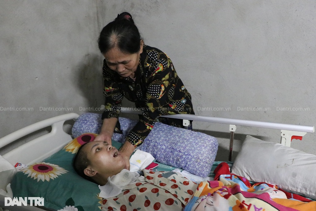 Xót xa vợ bị chồng đánh nhừ tử, nằm liệt giường, 3 đứa trẻ bơ vơ tội nghiệp - 1 Xót xa vợ bị chồng đánh nhừ tử, nằm liệt giường, 3 đứa trẻ bơ vơ tội nghiệp - 1