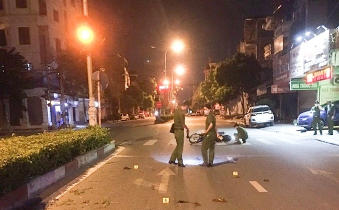 Hiện trường va vào dải phân cách cứng ngã ra đường.