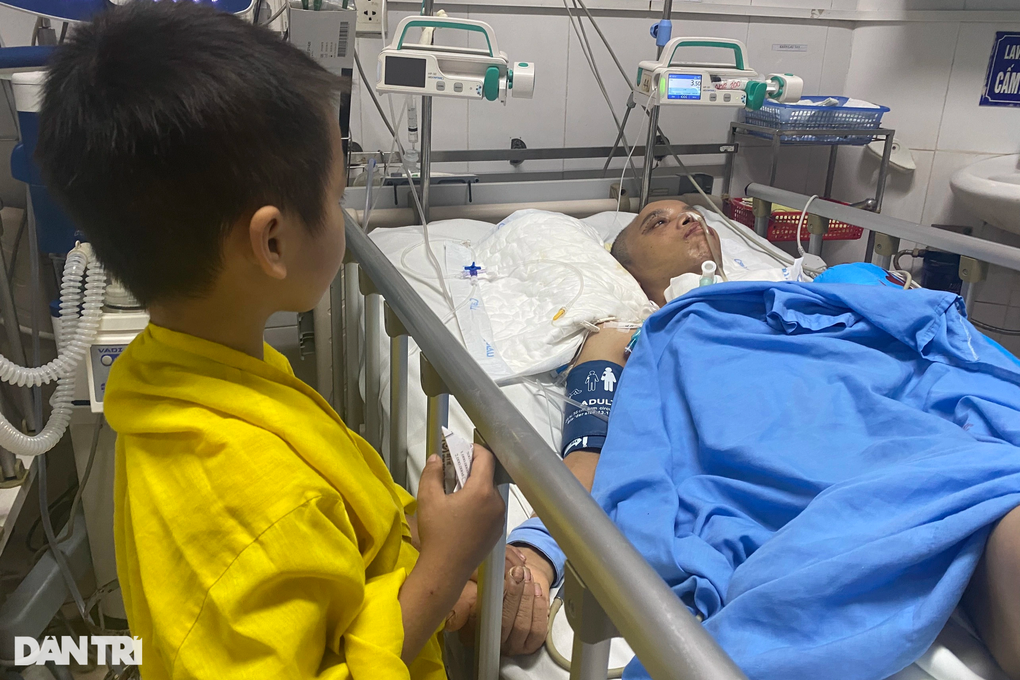 Bé 5 tuổi khóc lặng trước phòng cấp cứu các bác ơi, cứu bố con với - 4 Bé 5 tuổi khóc lặng trước phòng cấp cứu các bác ơi, cứu bố con với - 4