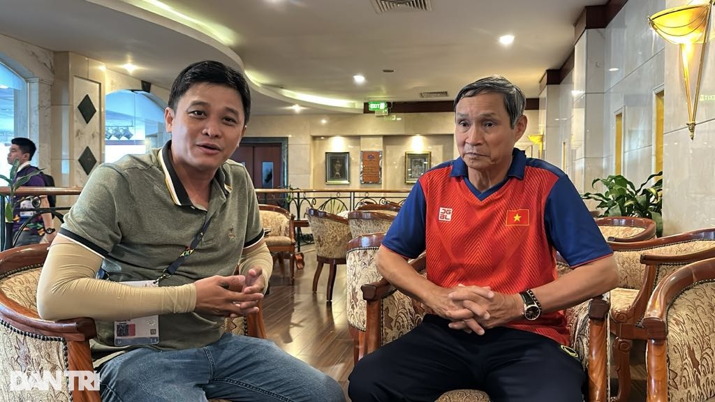 គ្រូបង្វឹក Mai Duc Chung ចែករំលែកអនុស្សាវរីយ៍ដែលមិនអាចបំភ្លេចបានអំពីកាសែត Dan Tri - ៤ HLV Mai Đức Chung chia sẻ kỷ niệm khó quên về báo Dân trí - 4