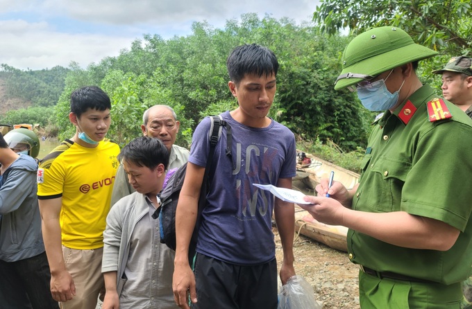 Thêm 19 người trong khu vực sạt lở đất ở thuỷ điện Rào Trăng được đưa ra ngoài - Ảnh 2.