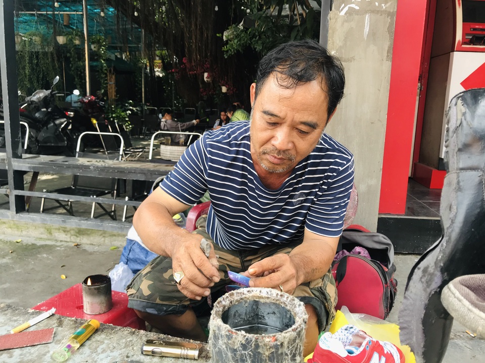 Nghề cứu... giày dép cũ - 3 Nghề cứu... giày dép cũ - 3