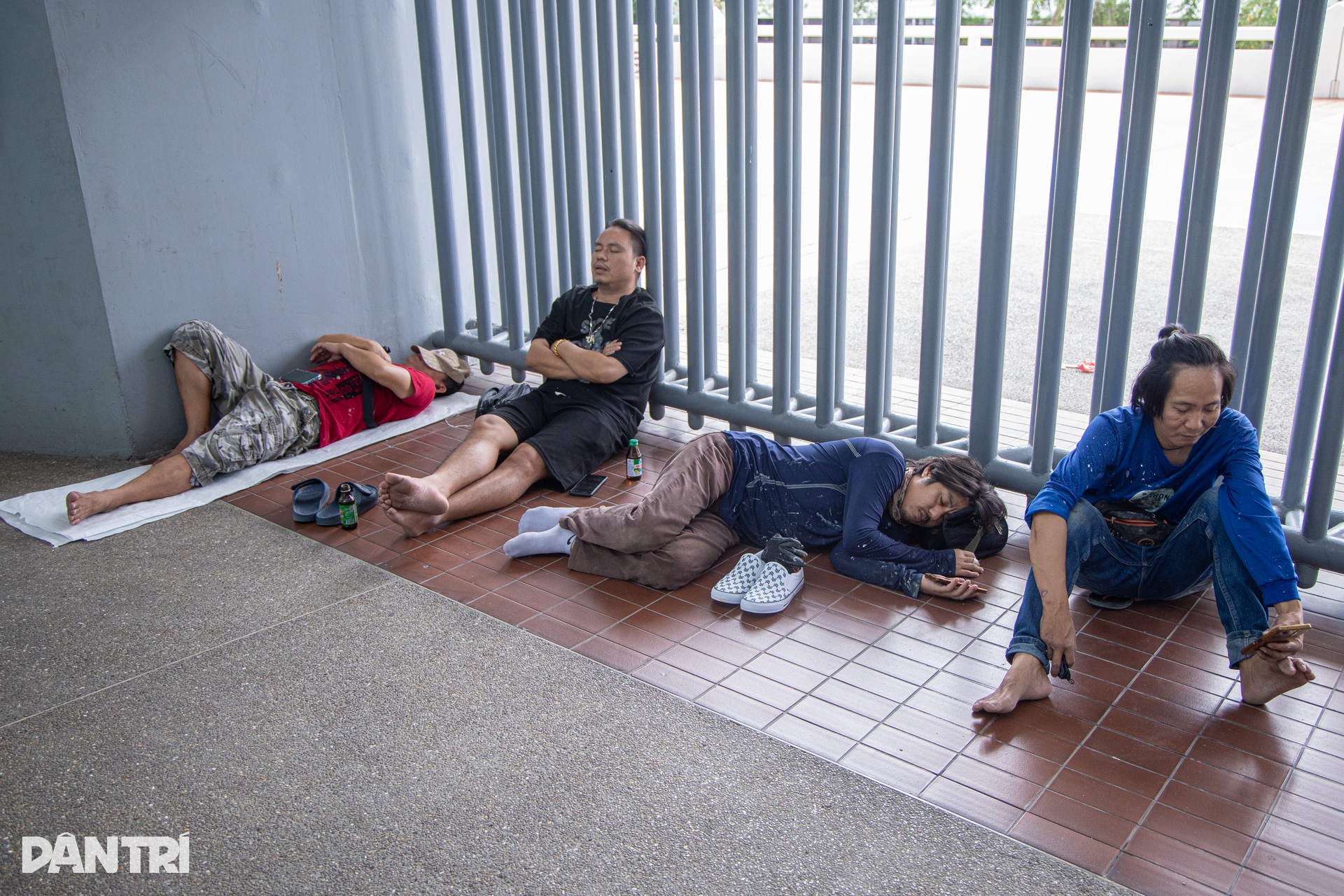 Công nhân Thái Lan căng mình làm việc trước giờ khai mạc SEA Games 33 - 6