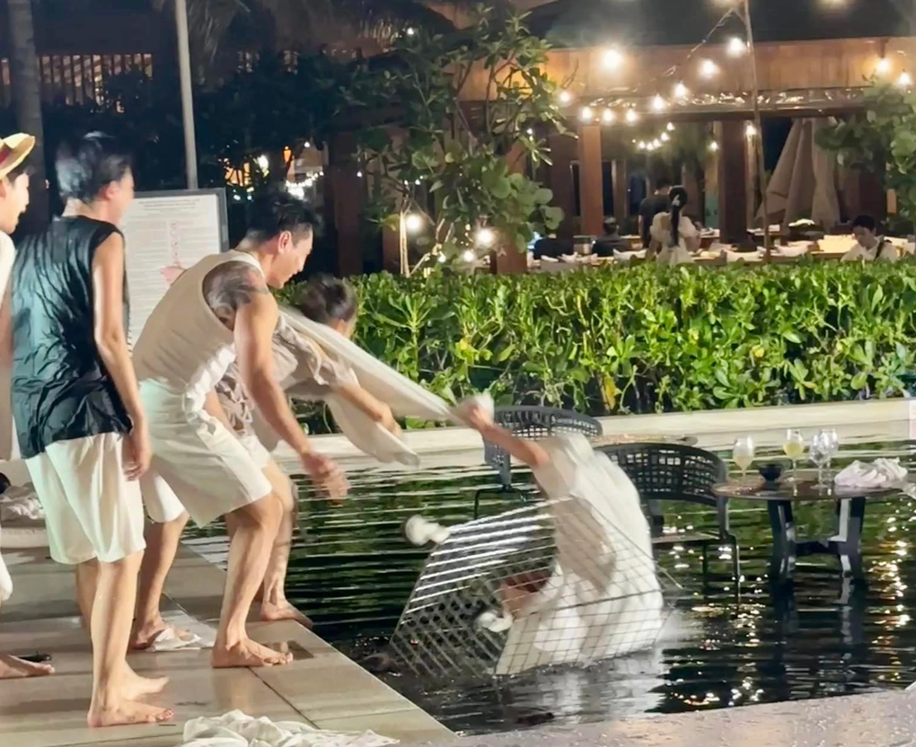 Việt Hương kể chuyện quá khứ, sao Việt bị ném xuống hồ bơi ở tiệc cưới Puka - 4 Việt Hương kể chuyện quá khứ, sao Việt bị ném xuống hồ bơi ở tiệc cưới Puka - 4