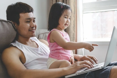Những cách giữ kết nối với con khi bố mẹ ở xa