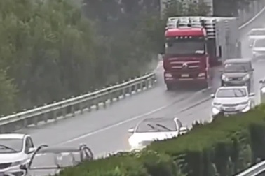 Lĩnh hậu quả vì giành đường xe tải lớn trên đường cao tốc