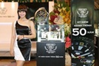 Người dân thành phố háo hức thưởng lãm bộ sưu tập đồng hồ 50 năm 