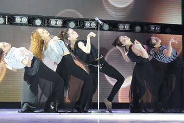 Xem Hà Hồ say sưa diễn tập