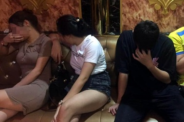 Hơn 30 khách cố thủ trong quán karaoke ở Hà Nội