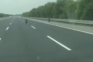 Hai bánh xe vô chủ lăn trên đường cao tốc