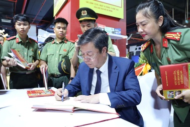 Ra mắt 2 cuốn sách về Đảng cộng sản Việt Nam và lực lượng Công an nhân dân