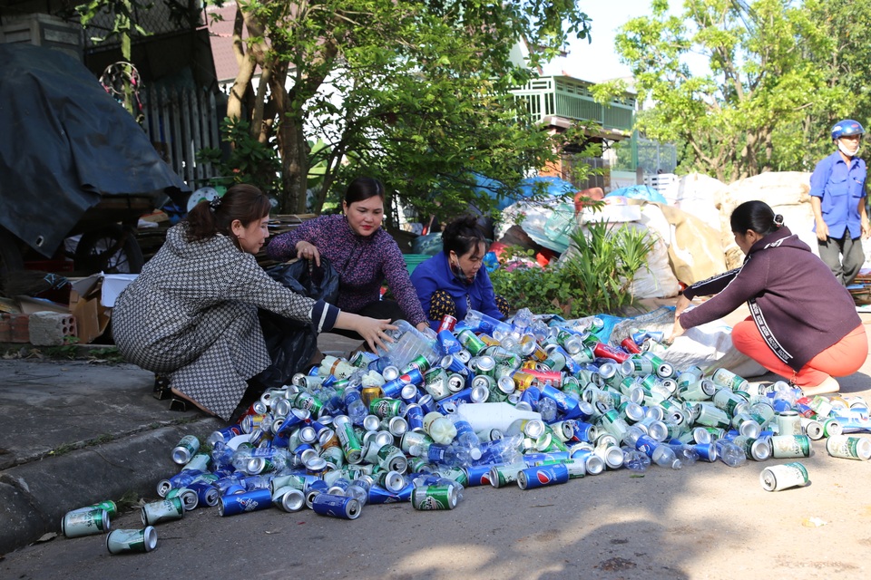 Câu lạc bộ gom “ve chai” bán gây quỹ, giúp đỡ chị em nghèo - 3 Câu lạc bộ gom “ve chai” bán gây quỹ, giúp đỡ chị em nghèo - 3