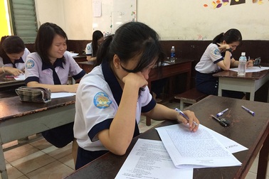 TPHCM: Học sinh làm kiểm tra tập dượt trước kỳ thi THPT quốc gia