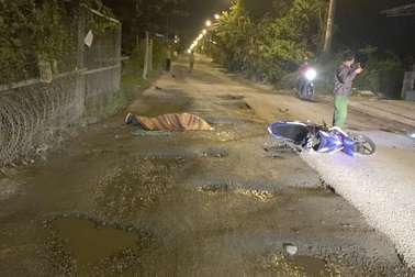 Người đàn ông đi xe máy sụp “ổ gà” tử vong trong đêm