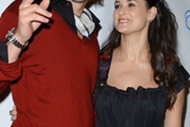 Ashton Kutcher muốn nhận con nuôi