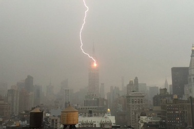 Sét đánh trúng tòa tháp chọc trời Empire State của New York