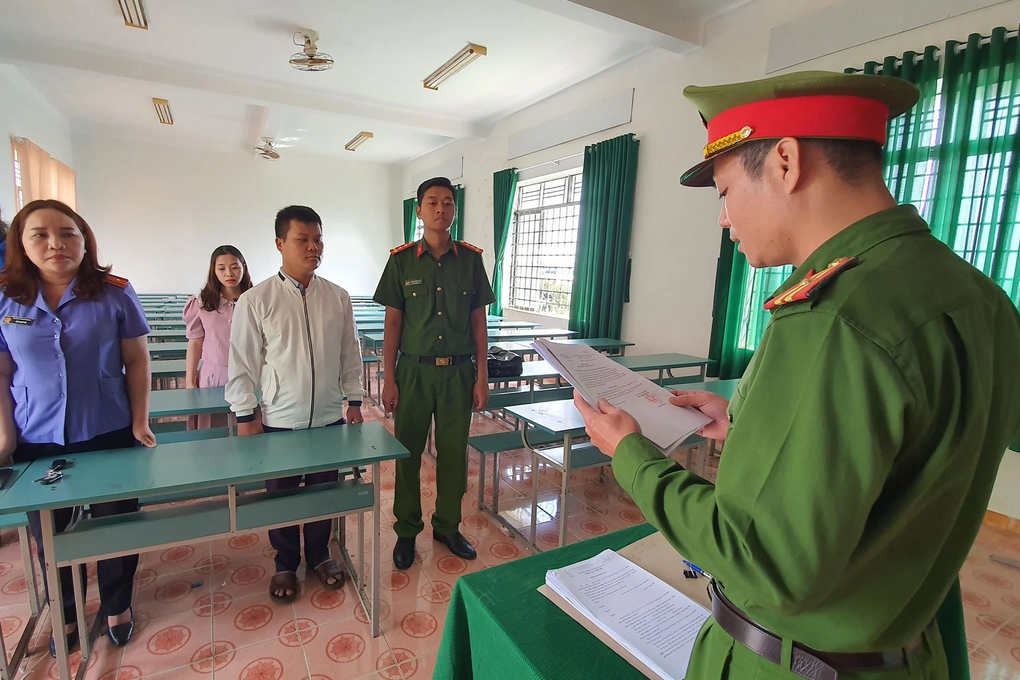 Ký khống chứng từ giúp hiệu trưởng, một hiệu phó bị khởi tố - 1 Ký khống chứng từ giúp hiệu trưởng, một hiệu phó bị khởi tố - 1
