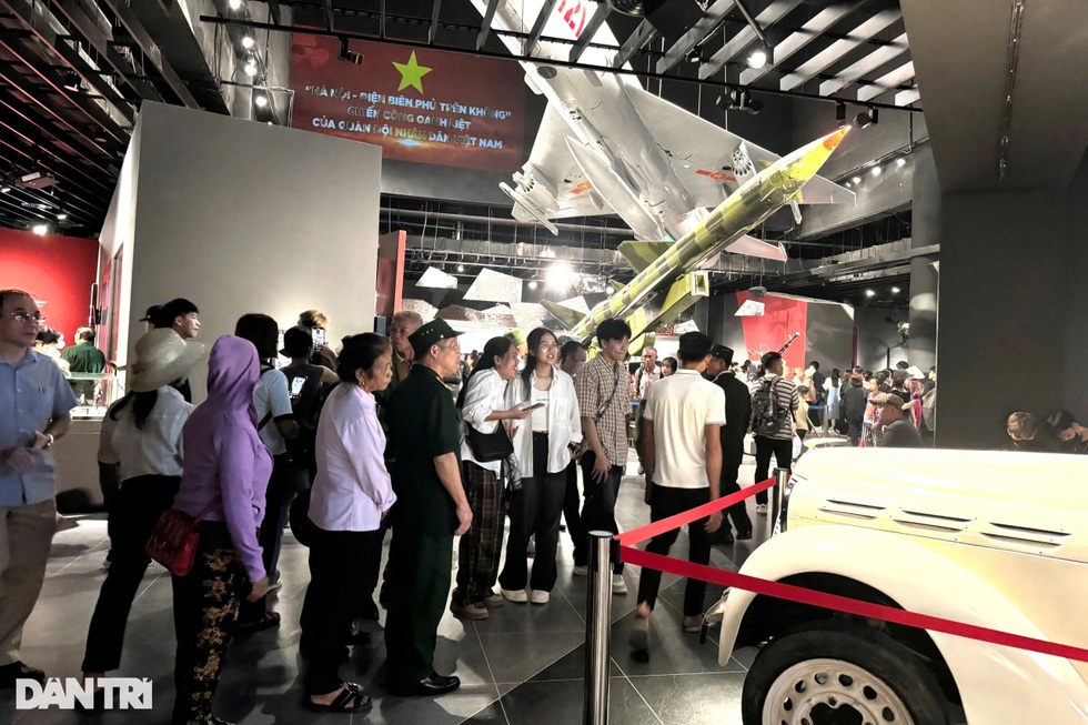 Bảo tàng Lịch sử Quân sự Việt Nam chăng dây ngăn khách trèo, ôm hiện vật - 3