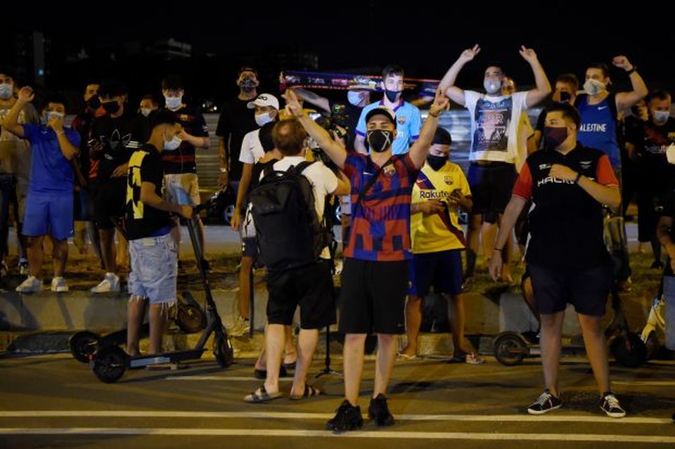 Cổ động viên biểu tình vụ Messi, Chủ tịch Barca phủ nhận chuyện từ chức - 1 Cổ động viên biểu tình vụ Messi, Chủ tịch Barca phủ nhận chuyện từ chức - 1