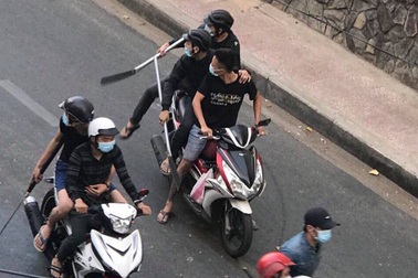 Hơn 20 người lăm lăm hung khí, dàn trận chém nhau giữa phố