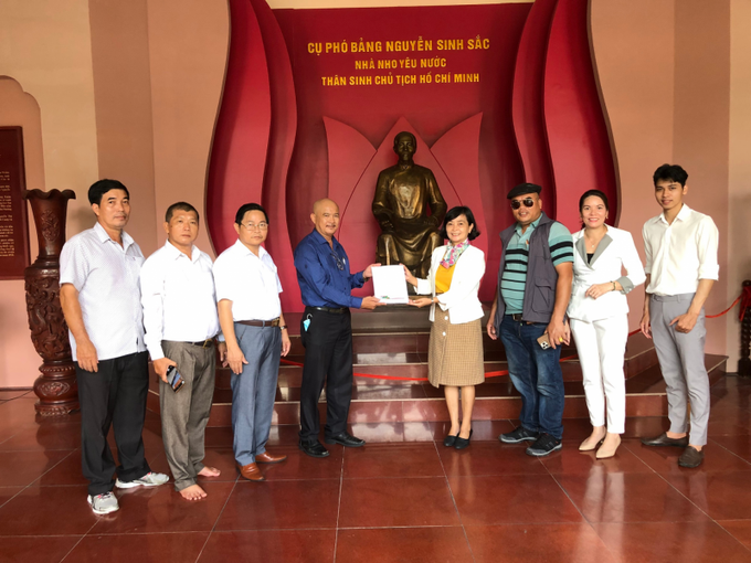 Ban quản lý di tích và cán bộ trung tâm CEDC tại lễ trao tặng.