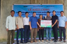 Thân nhân liệt sỹ vui mừng trong ngày khởi công xây nhà