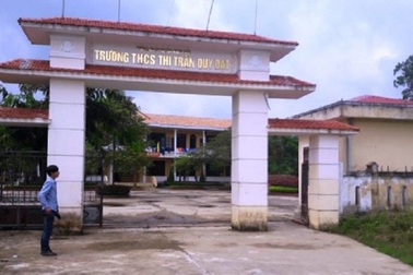 Nhiều người nhà chủ tịch huyện vào viên chức “bất thường”!