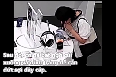 Cô gái cắn đứt dây cáp bảo vệ để lấy cắp iPhone trưng bày trong cửa hàng