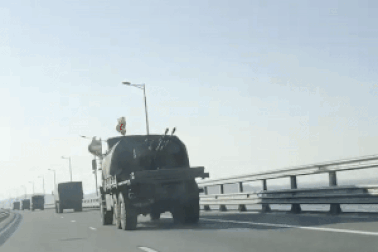 Video đoàn xe chở vũ khí Nga dài hàng km tiến về Crimea