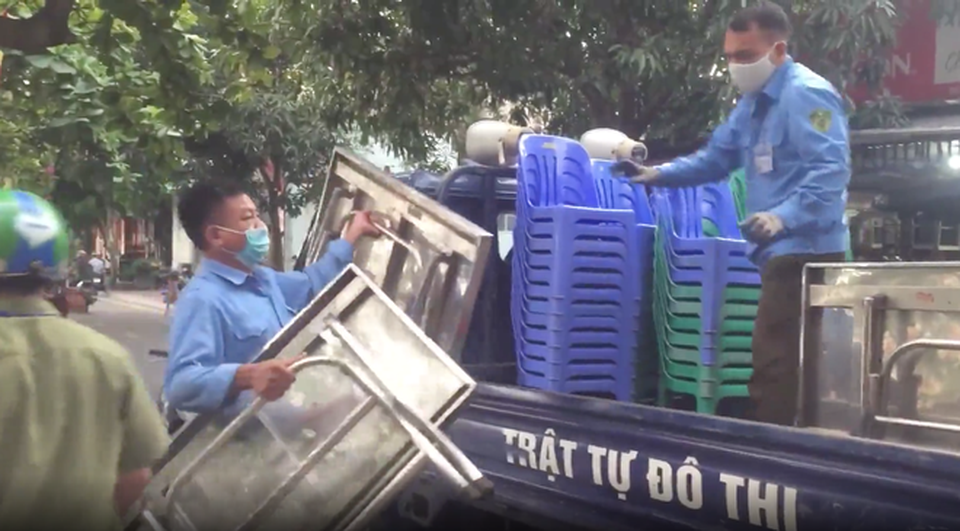 Nhân viên, khách nhậu chạy tán loạn khi thấy công an - 2 Nhân viên, khách nhậu chạy tán loạn khi thấy công an - 2