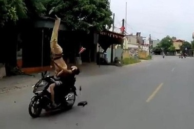 Khởi tố đối tượng vi phạm giao thông, tông xe khiến 1 CSGT bị thương