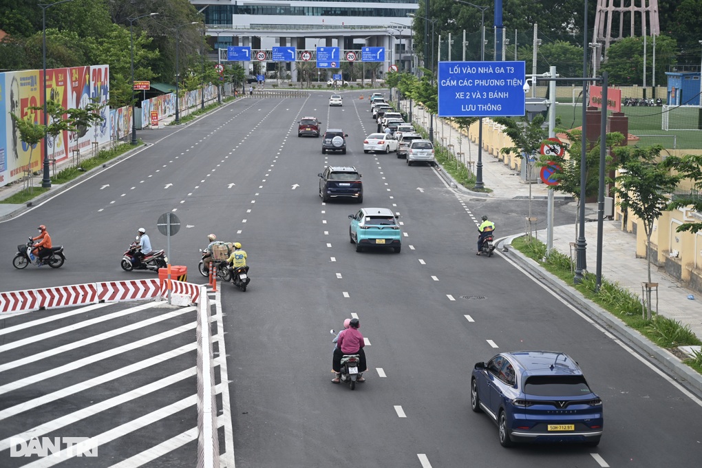 Chạy vào đường cấm trước nhà ga T3, nhiều tài xế bị CSGT TPHCM nhắc nhở - 3 Chạy vào đường cấm trước nhà ga T3, nhiều tài xế bị CSGT TPHCM nhắc nhở - 3
