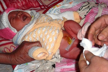 Thêm một bé trai sơ sinh bị bỏ rơi trong thùng xốp