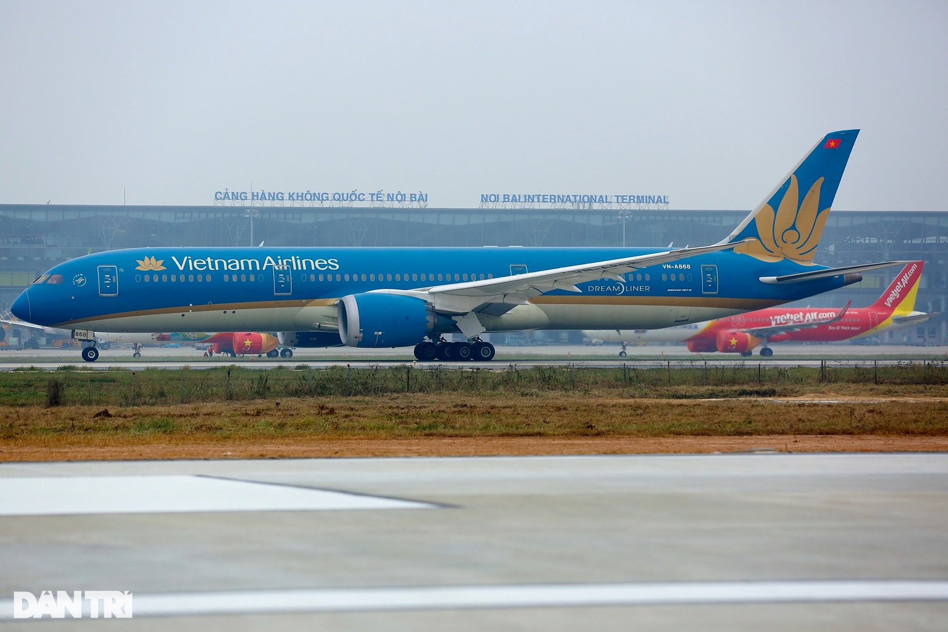 Đường băng 1A sân bay Nội Bài gấp rút hoàn thiện sửa chữa trước Tết Âm lịch - 11 Đường băng 1A sân bay Nội Bài gấp rút hoàn thiện sửa chữa trước Tết Âm lịch - 11