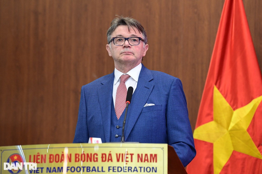 HLV Troussier: Vé dự World Cup 2026 không xa vời với bóng đá Việt Nam - 3 HLV Troussier: Vé dự World Cup 2026 không xa vời với bóng đá Việt Nam - 3