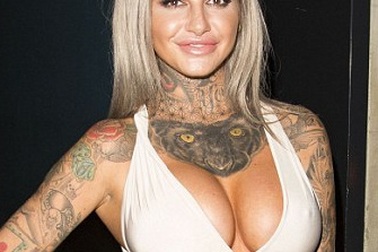 Người đẹp xăm trổ nữ tính với váy hồng