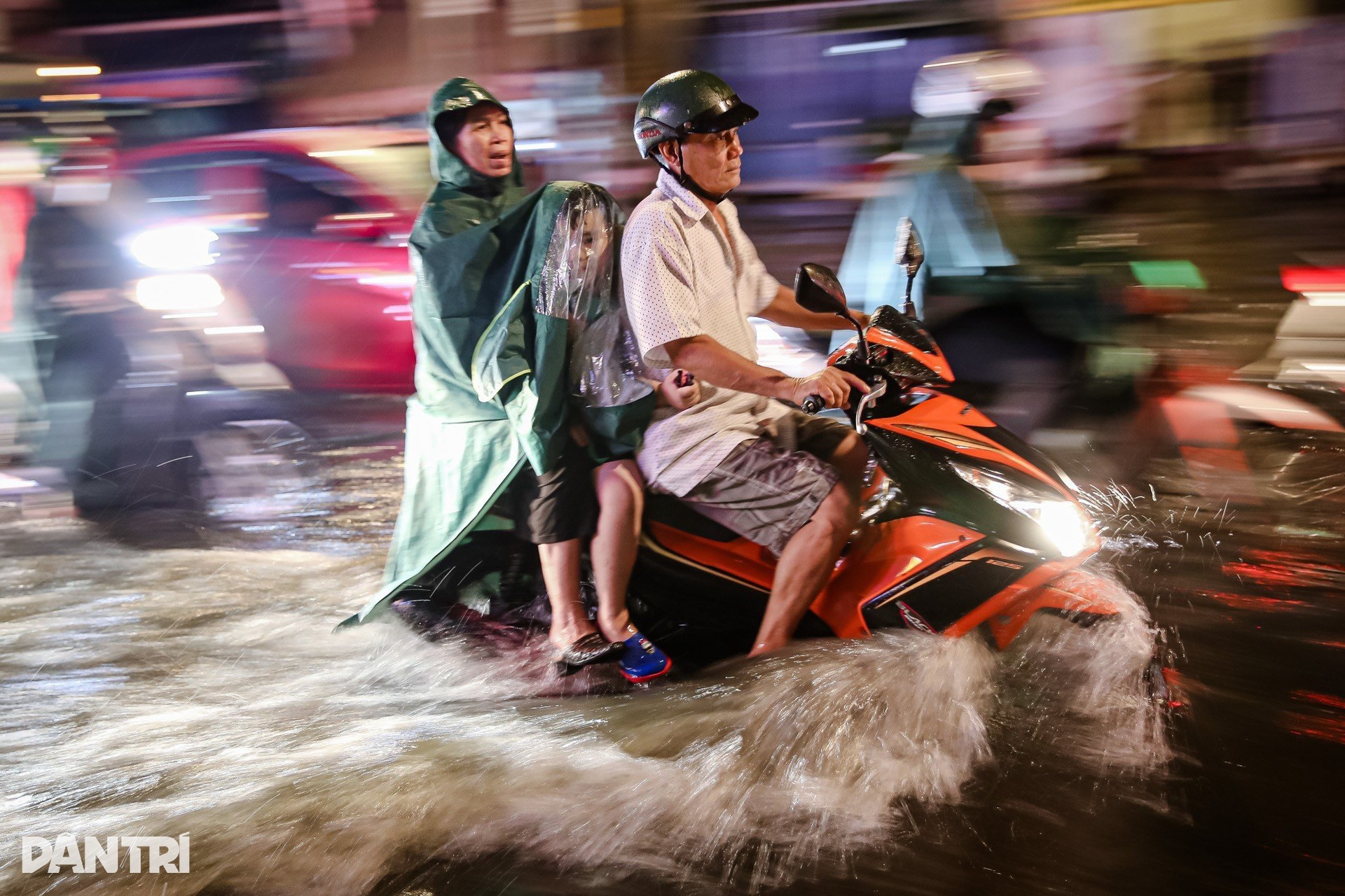Mưa như trút nước, người dân TPHCM bì bõm về nhà trong đêm - 6 Mưa như trút nước, người dân TPHCM bì bõm về nhà trong đêm - 6
