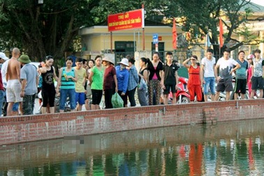 Hà Nội: Xác người phụ nữ nổi trên mặt hồ giữa làng