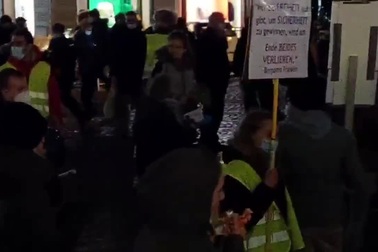 Video cảnh sát Đức dùng thước ngăn người dân giãn cách