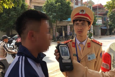 Nam sinh cấp 3 “mặt đỏ phừng phừng” phóng xe máy rời đám cưới đến trường