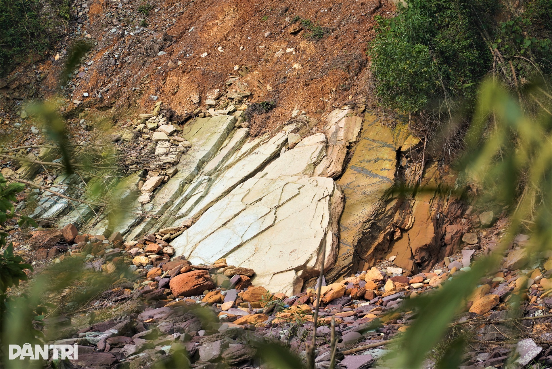 Hạ tràn hồ Kẻ Gỗ sạt lở, nhiều diện tích đất biến mất sau mưa lũ - 7