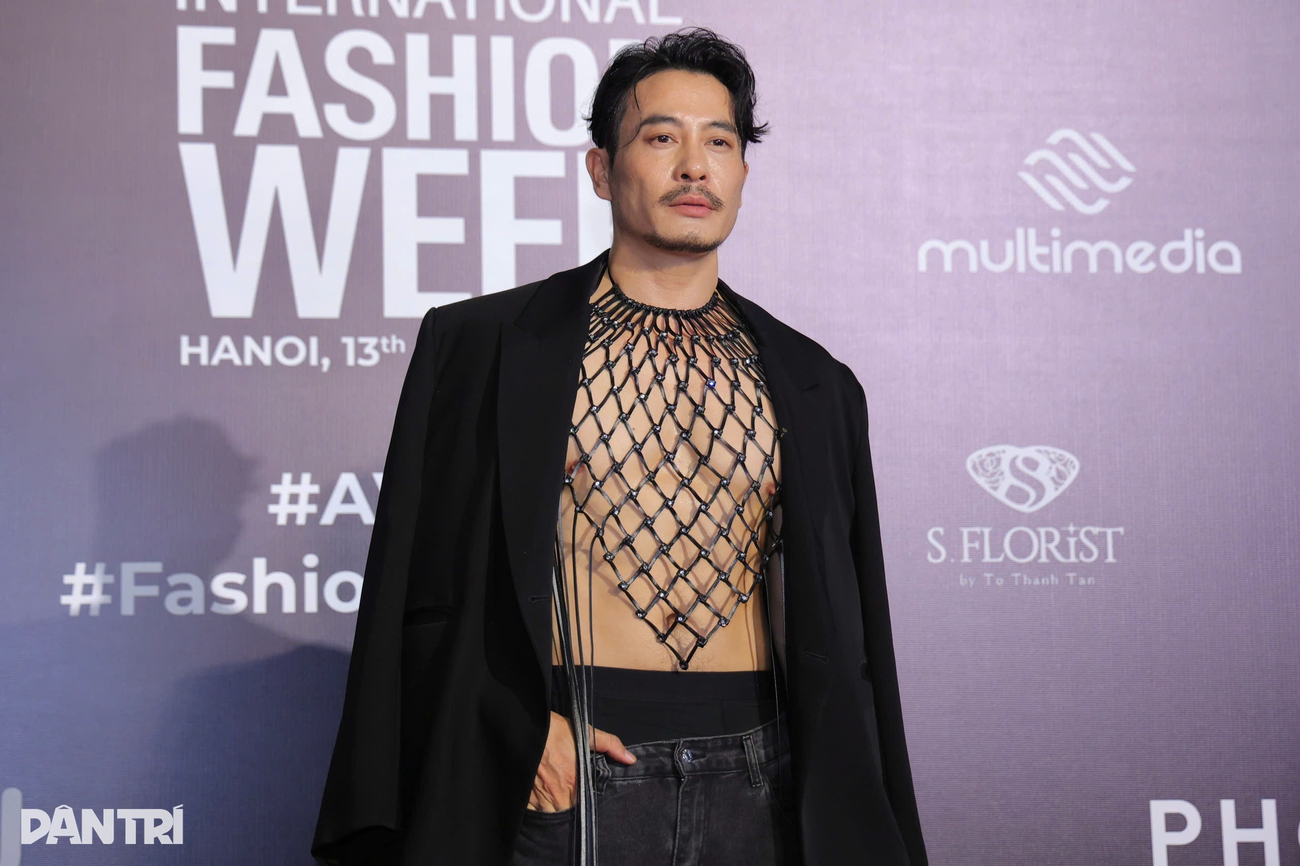 Thanh Huong e o vice-campeão Dao Hien usam vestidos sem alças para exibir suas curvas sensuais - 9 Thanh Hương, Á hậu Đào Hiền diện váy cúp ngực khoe đường cong nóng bỏng - 9
